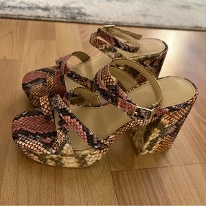 New UO Gigi Strappy Platform Sandal Snake Size 6